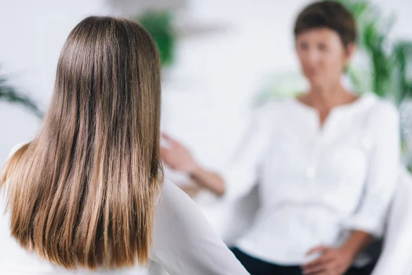 Weibliche Theta Heiltherapeutin Die Alternative Therapiebehandlungen Mit Jungen Patientinnen Durchführt — Stockfoto