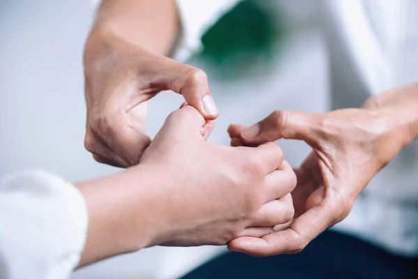 Immagine Ravvicinata Orizzontale Delle Mani Femminili Che Eseguono Test Muscolari — Foto Stock