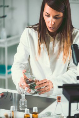Laboratuvar bitkisel ilaçlar hazırlanması homeopath