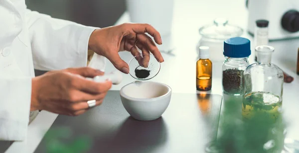 Homeopat Přípravu Alternativní Rostlinné Léčivé Přípravky — Stock fotografie