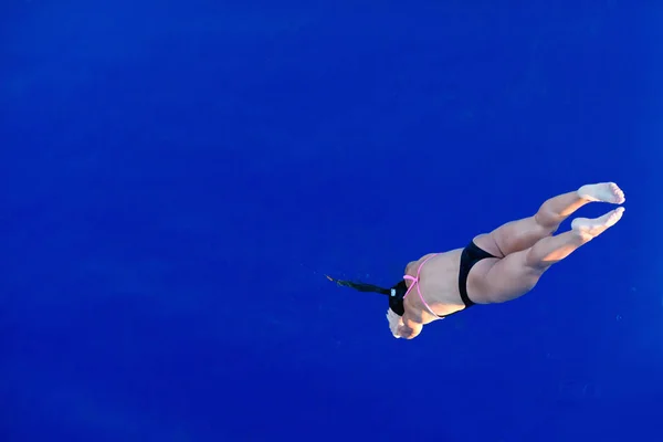 Mergulhador Feminino Salta Para Piscina — Fotografia de Stock