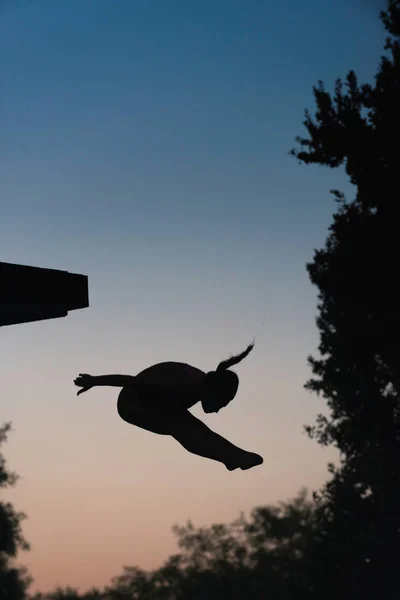 Kvinnliga Dykare Luften Skymning — Stockfoto