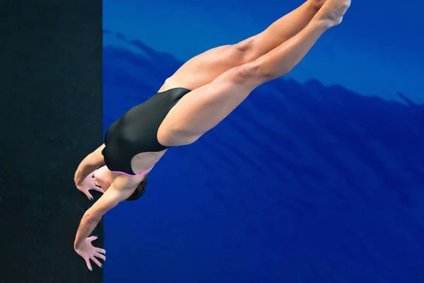 女性倒立飛び込みのオーバー ヘッド ビュー — ストック写真