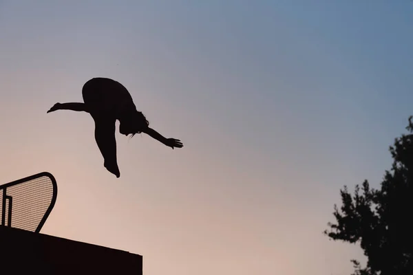 Buzo Hembra Saltar Piscina Atardecer — Foto de Stock