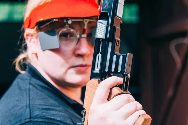 Portrait Woman Shooting Pistol — Stock Photo, Image