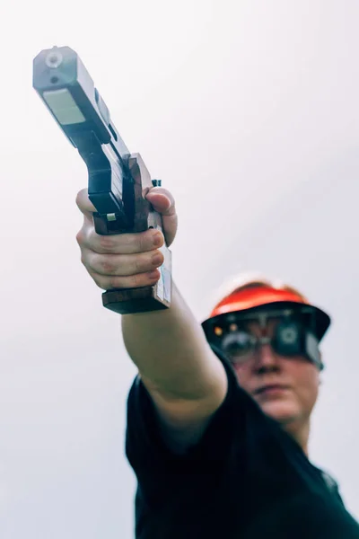 Porträt Einer Frau Die Aus Pistole Schießt — Stockfoto