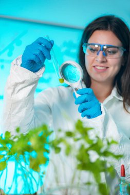 Büyüteç ile örnekleri inceleyerek biyolog.