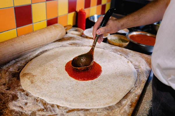 Chef Extendiendo Salsa Tomate Masa Pizza Con Cucharón Metal Restaurante — Foto de Stock