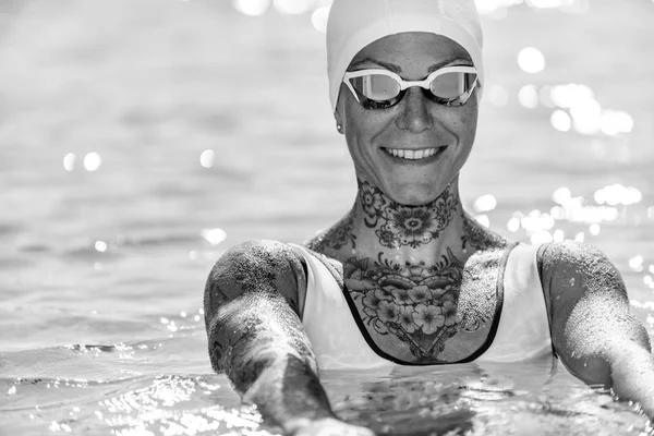 Портрет Женщины Татуировками Бассейне — стоковое фото