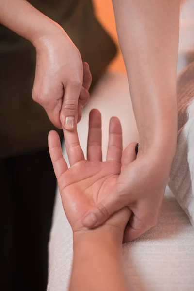 Nahaufnahme Eines Physiotherapeuten Der Patientinnen Die Hand Massiert Sportverletzungen Behandeln — Stockfoto