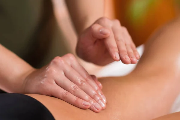 Imagem Perto Fisioterapeuta Massageando Paciente Feminino Com Músculo Perna Lesionado — Fotografia de Stock