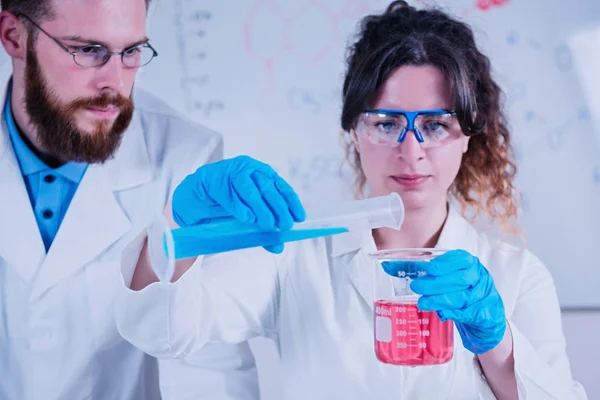 Jovem Cientista Fazendo Experiências Laboratório Usando Equipamentos Segurança — Fotografia de Stock