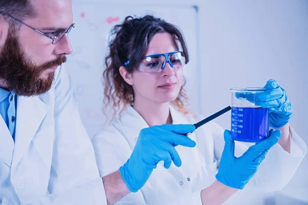 Jonge Wetenschapper Doen Van Experimenten Het Laboratorium Het Dragen Van — Stockfoto