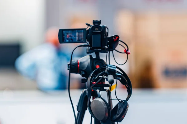 Professionell Digital Videokamera Med Hörlurar Mediehändelse Live Streaming Koncept — Stockfoto
