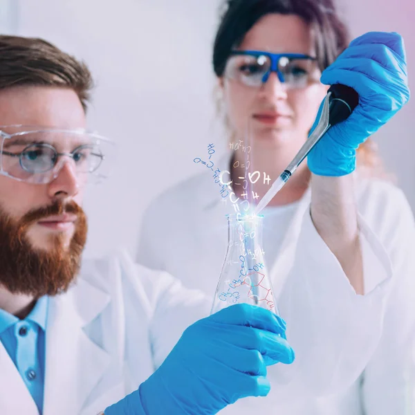 Jovem Cientista Fazendo Experiências Laboratório Usando Equipamentos Segurança — Fotografia de Stock