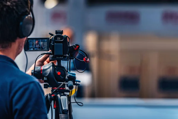 Cameraman Opname Mannelijke Luidspreker Pak Dragen Media Persconferentie Live Streaming — Stockfoto