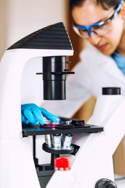 Laboratuvarda çalışan araştırmacı, yakın çekim 