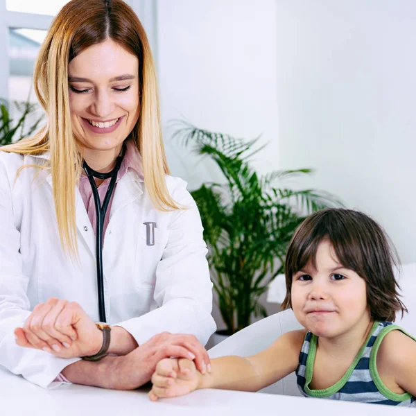 Pediatra Midiendo Ritmo Cardíaco Niños Pequeños — Foto de Stock