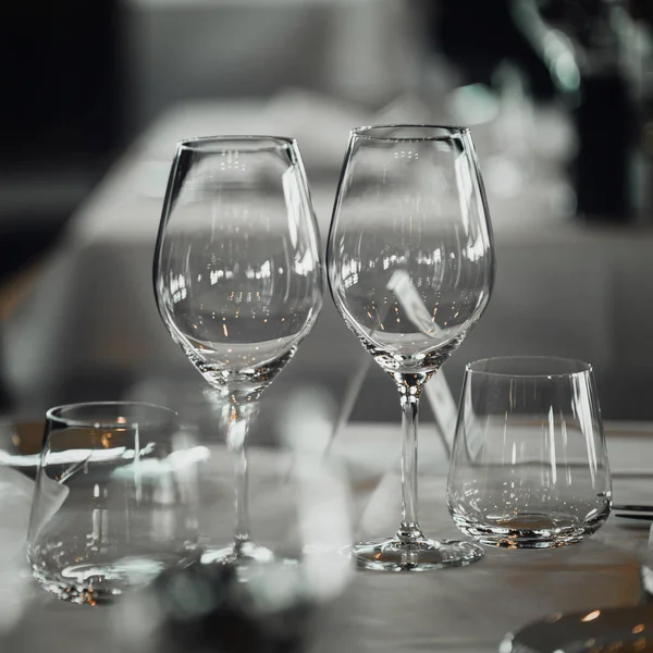 Deux Verres Vin Vides Sur Table Restaurant — Photo