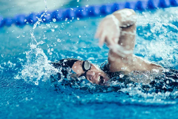 Nadador Profissional Corrida Natação Piscina Interior — Fotografia de Stock