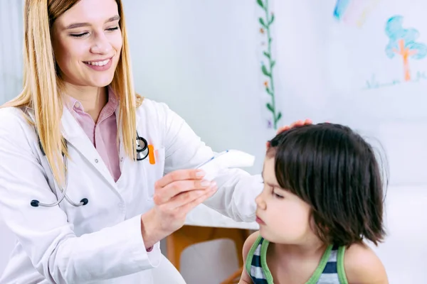 Kinderarzt Misst Temperatur Eines Kleinen Jungen — Stockfoto