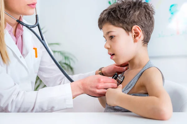 Pédiatre Examinant Garçon Avec Stéthoscope — Photo