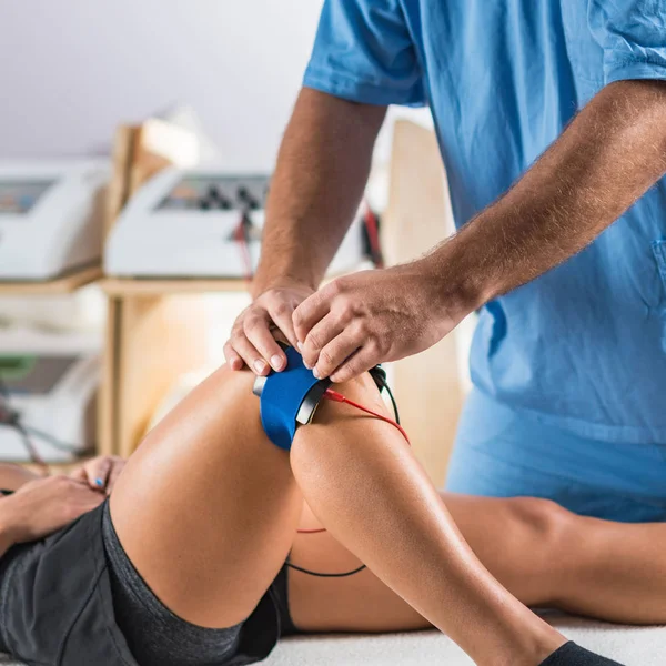 Elektrische Stimulatie Fysiotherapie Therapeut Positionering Van Elektroden Patiënt Knie — Stockfoto