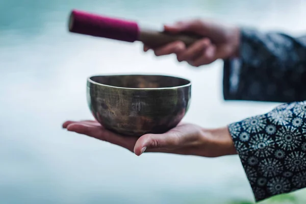 Vrouw Met Behulp Van Tibetaanse Kom — Stockfoto