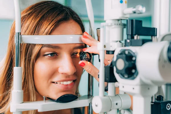 Oogheelkunde Examen Met Vergrootglas — Stockfoto