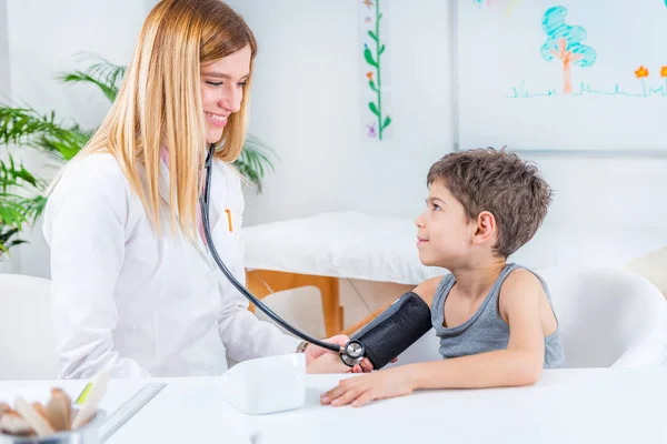 Kinderarts Meten Jongens Bloeddruk — Stockfoto