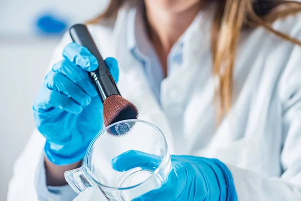 Primo Piano Del Ricercatore Che Lavora Laboratorio — Foto Stock