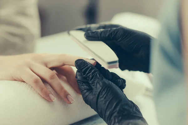 Limpiando Las Uñas Salón Manicura Manicura Uñas — Foto de Stock