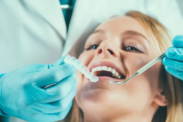 Jonge Vrouw Met Tandheelkundige Tanden Whitening Procedure — Stockfoto