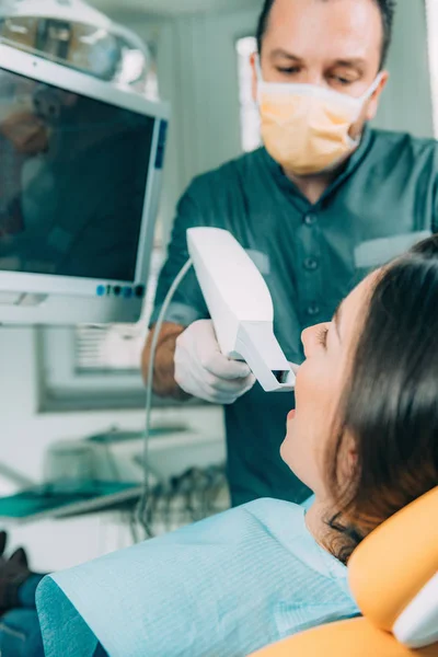 Dentista Usando Câmera Dentária Digitalizando Dentes Linda Paciente Sexo Feminino — Fotografia de Stock