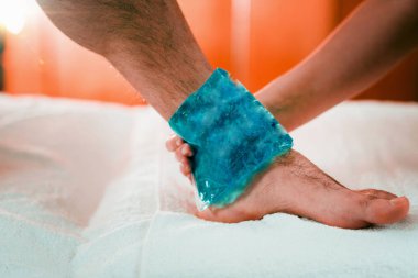 Mavi buz torbası acı ayak bileği eklemi tutan