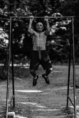 Üst düzey erkek genel Park'ta açık havada egzersiz