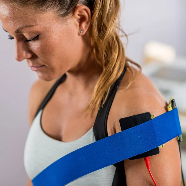 Electrical Stimulation Physical Therapy Electrodes Positioned Patient Shoulder — Stock Photo, Image