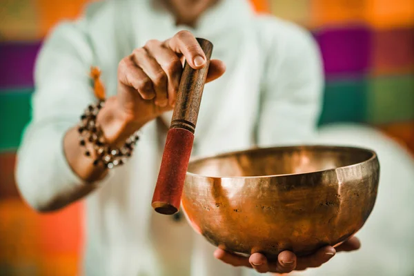 Tibeti Éneklő Bowl Hang Terápia — Stock Fotó