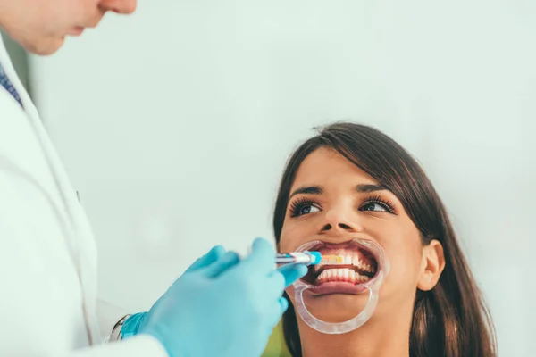 Mujer Joven Que Tiene Dientes Dental Procedimiento Blanqueamiento — Foto de Stock