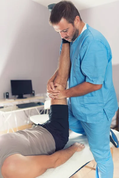 Physiothérapeute Faisant Traitement Curatif Sur Jambe Patient Thérapeute Uniforme Bleu — Photo