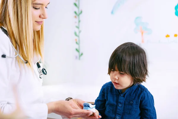 Kinderarzt Misst Sauerstoff Blut Und Herzrhythmus Mit Pulsoximeter — Stockfoto