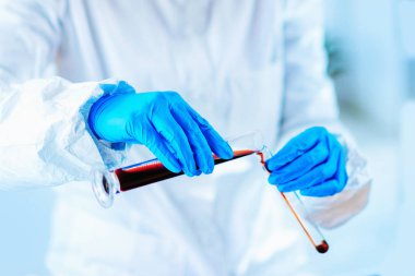 Laboratuvarda kırmızı şarap teftiş kalite kontrol uzmanı