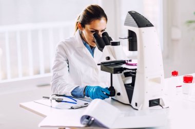 Laboratuvarda çalışan bilim araştırmacı