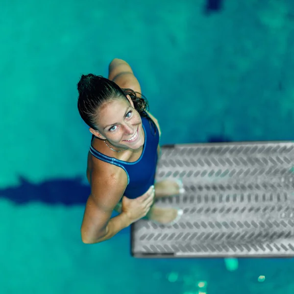 Tuffatrice Piedi Sul Trampolino Lancio Prepararsi Saltare Piscina — Foto Stock