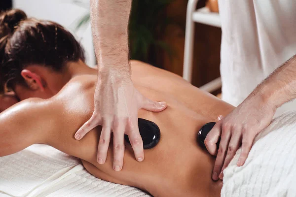 Jonge Aantrekkelijke Vrouw Getting Hot Stone Massage Spa Salon Liggend — Stockfoto