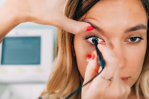 Oftalmologista Examinando Paciente Com Ultra Som Ocular Scan — Fotografia de Stock