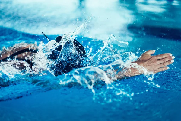 Profesjonell Svømmer Trening Innendørs Svømmebasseng – stockfoto