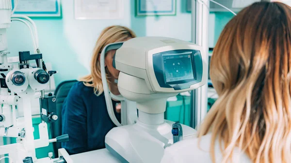 Oogarts Onderzoekende Jongen Met Automatische Refractometer — Stockfoto