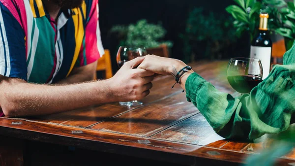 Pár Drželi Ruce Pití Červeného Vína Restauraci Pár Dřevěného Stolu — Stock fotografie