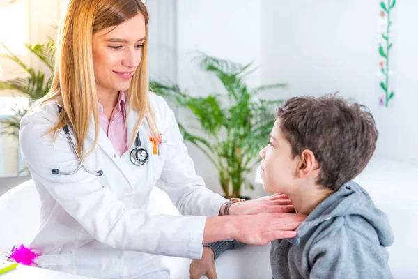 Pediatra Examinando Los Niños Glándulas Tiroideas — Foto de Stock